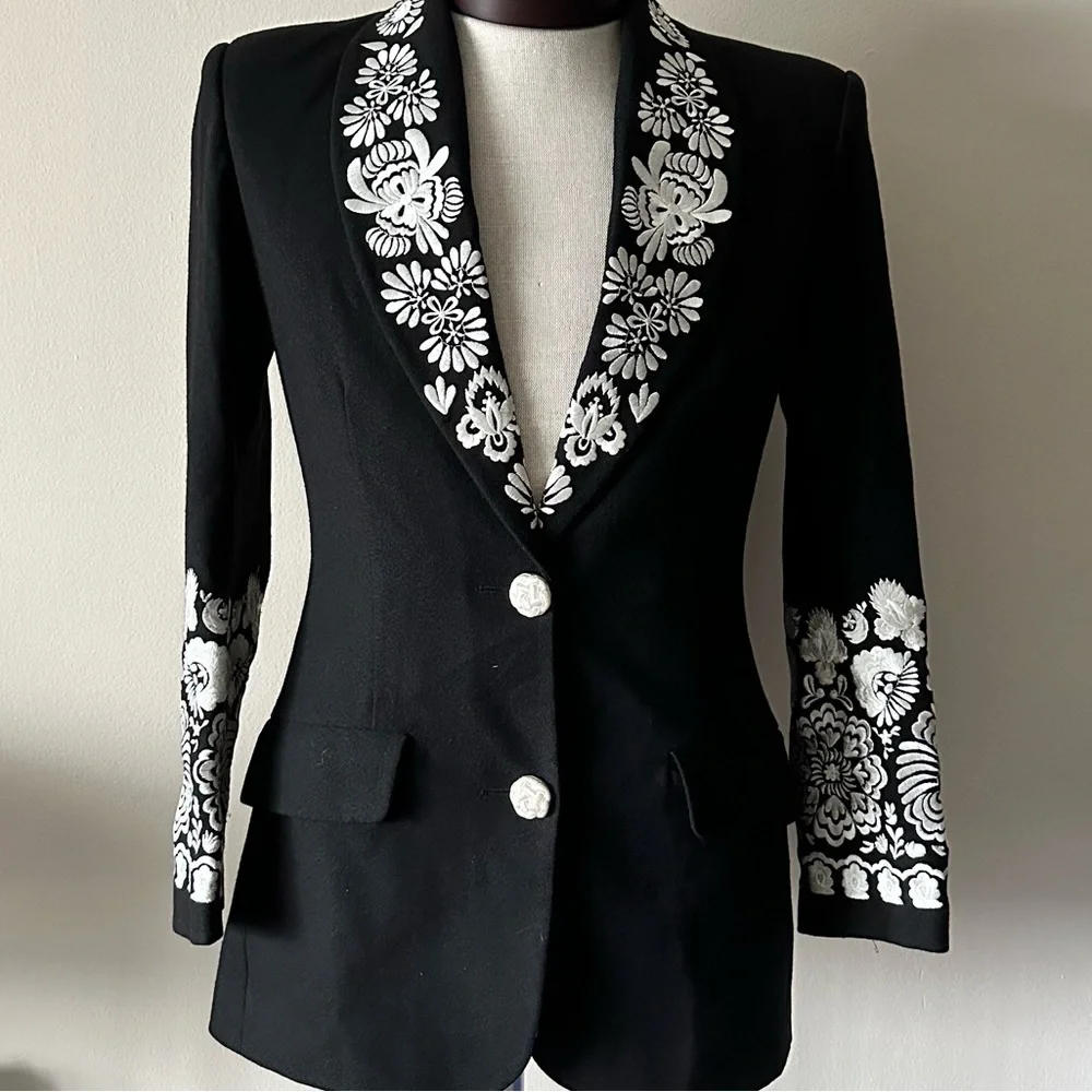 90s Vintage Women’s Black and White Floral Blazer (100% wool) - Size 6